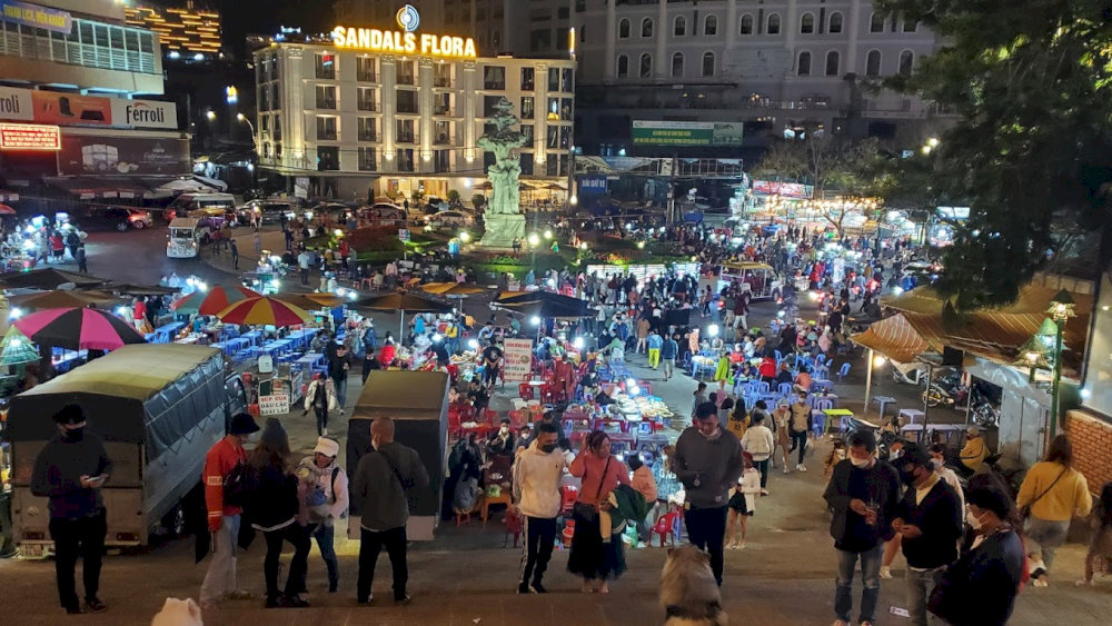 Chợ đêm Đà Lạt hoạt động đông đúc nhất từ 19:00